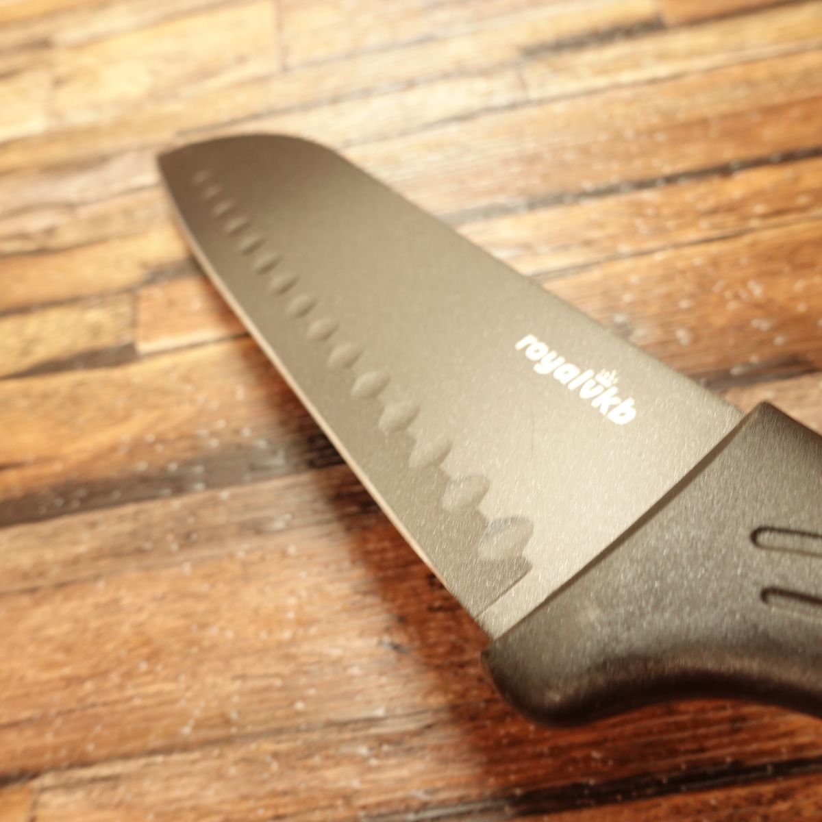 Couteau Santoku ROYALVKB, aiguisé, revêtement noir, alvéolé, à double tranchant, presque jamais utilisé