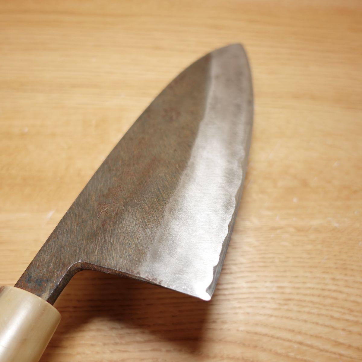 Sakai Minamoto Shigekiyo Betsu Saku Großes Deba-Messer, geschärft, Griff aus Wasserbüffelhorn, schwarz geschmiedet, einschneidig, Stahl