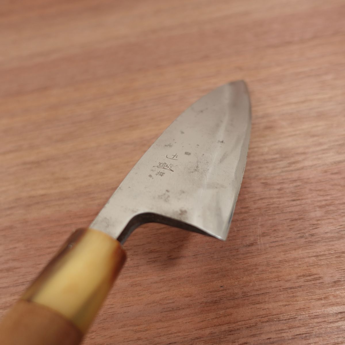 Sakai Toji Deba-Messer, geschärft, Weißer Wasserbüffelgriff, ausgewählt von Isao Tsuji, Kohlenstoffstahl, einseitiger Anschliff, 150mm