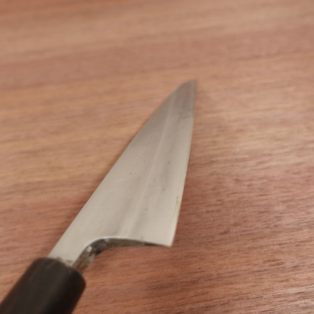 Minamoto Jikko Deba Messer, geschärft, Wasserbüffelhorngriff, gerade Klinge, Jikko, 180mm