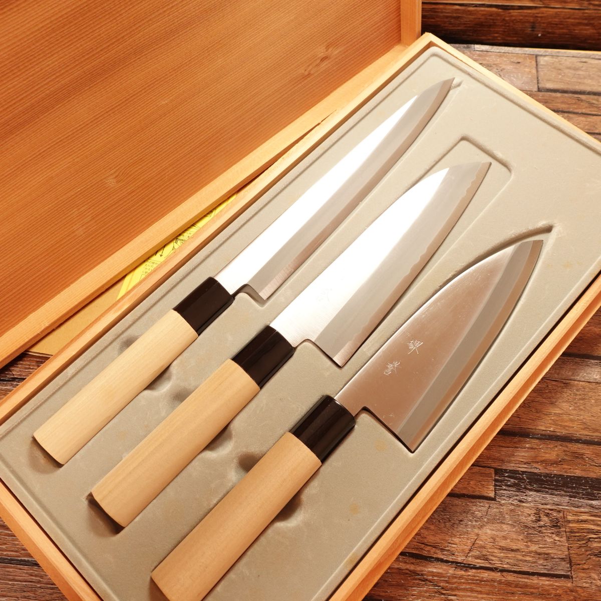 Sakai Homare 3-piece Set, Sharpened, Yanagiba Knife, Japanese Santoku Knife, Aideba Knife, Wooden Box, Unused, Dead Stock