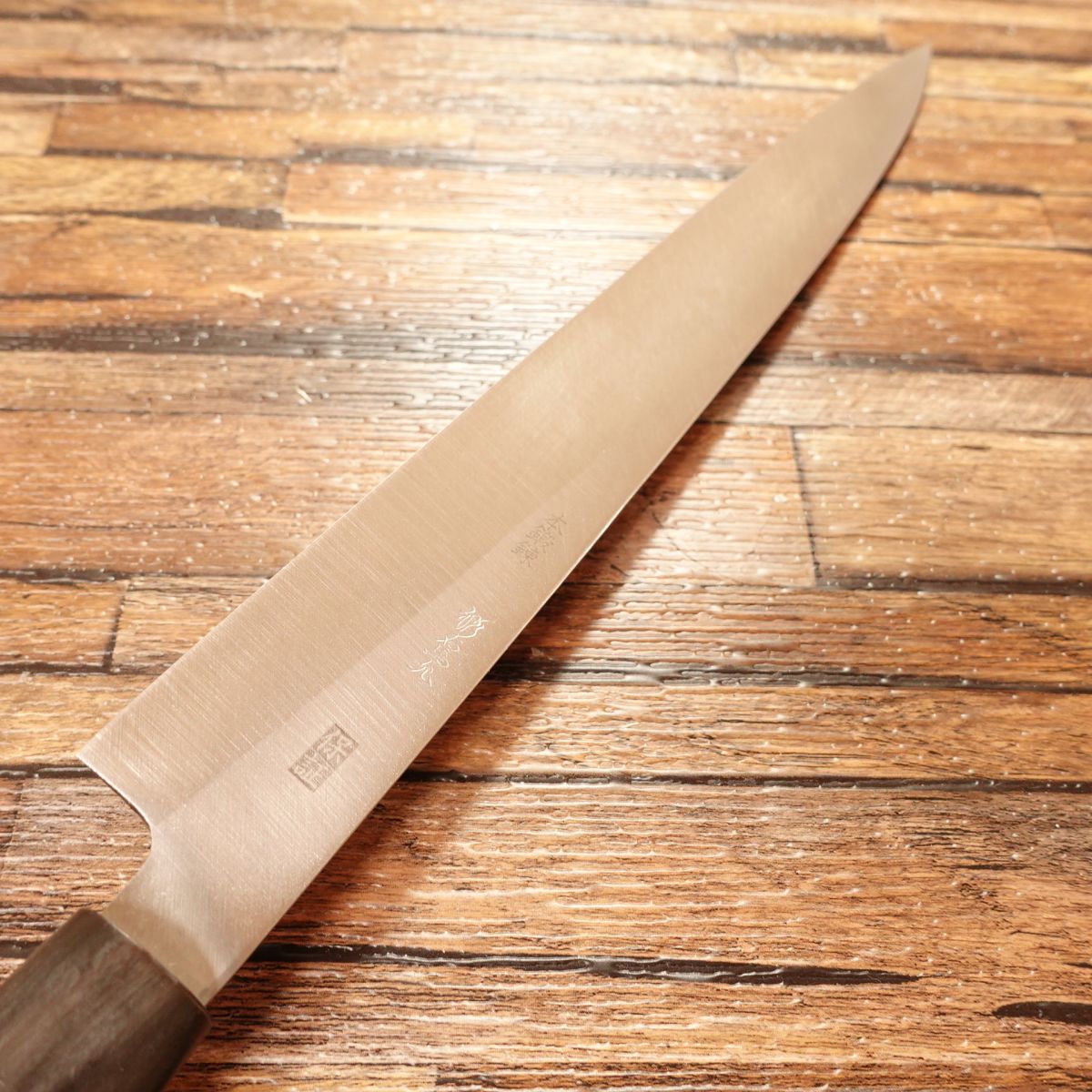 Goh Umanosuke Yoshihiro Yanagiba Knife, Sharpened, Water Buffalo Horn Handle, Sashimi Knife, Hon-Tanren, with Engraving and Wooden Sheath, Nearly Unused