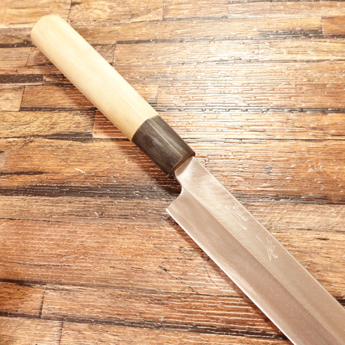 Goh Umanosuke Yoshihiro Yanagiba Knife, Sharpened, Water Buffalo Horn Handle, Sashimi Knife, Hon-Tanren, with Engraving and Wooden Sheath, Nearly Unused