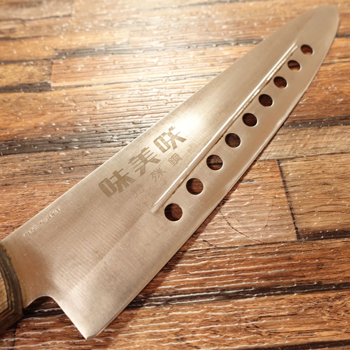 Ajimisaki Santoku Knife, Sharpened, Perforated, Special Steel, TV Shopping Model, 210mm