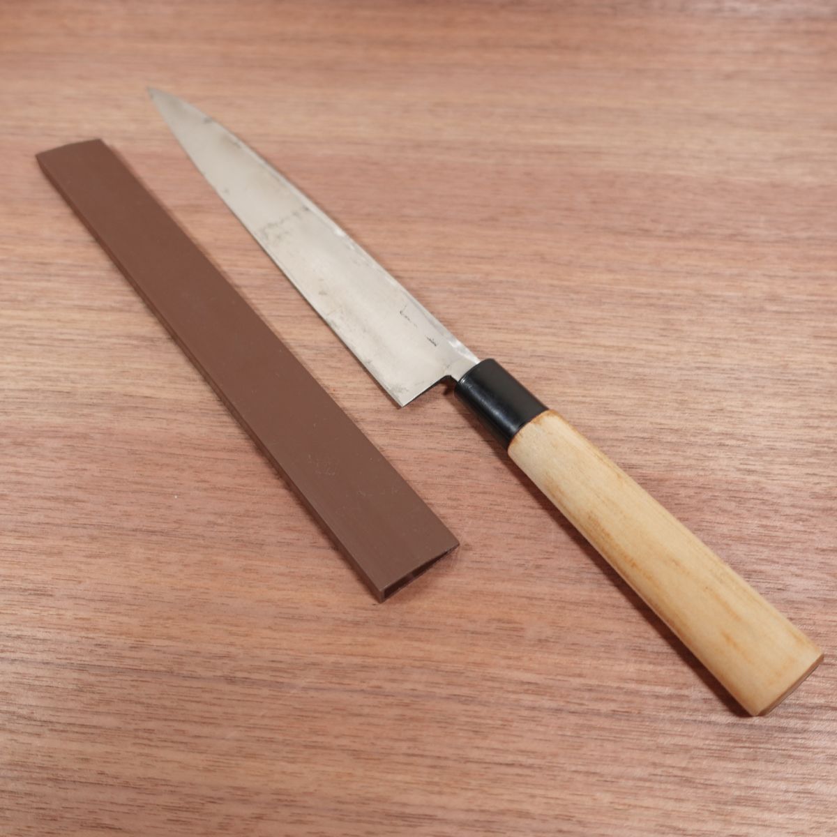 Oyama Yanagiba Knife, Sharpened, Hand-Forged, Den, Sashimi Knife, Kumamoto Traditional Craft, Sticker Remaining on Handle, Protective Cover Included, Lightly Used, 250mm