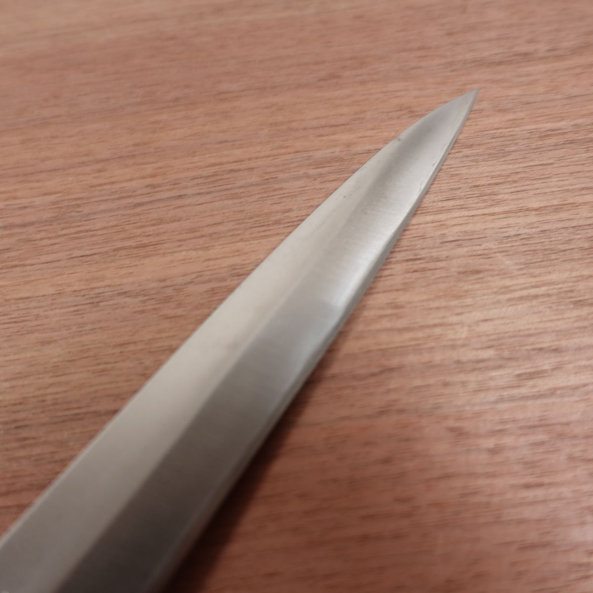 Oyama Yanagiba Knife, Sharpened, Hand-Forged, Den, Sashimi Knife, Kumamoto Traditional Craft, Sticker Remaining on Handle, Protective Cover Included, Lightly Used, 250mm