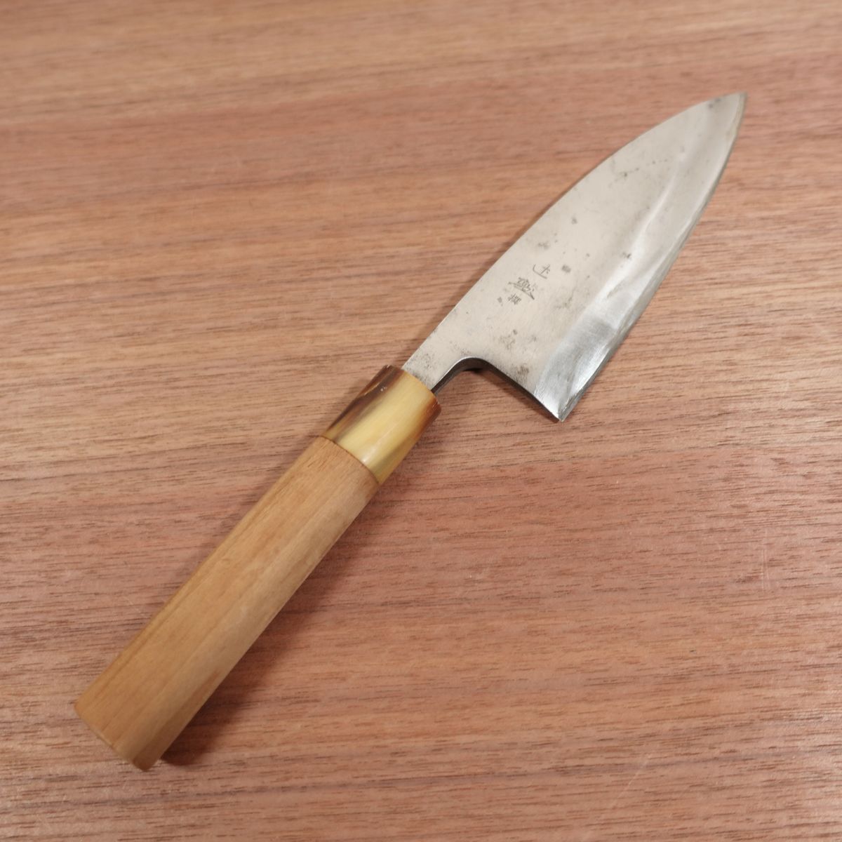 Sakai Toji Deba-Messer, geschärft, Weißer Wasserbüffelgriff, ausgewählt von Isao Tsuji, Kohlenstoffstahl, einseitiger Anschliff, 150mm