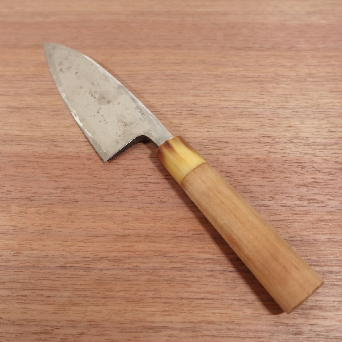 Sakai Toji Deba-Messer, geschärft, Weißer Wasserbüffelgriff, ausgewählt von Isao Tsuji, Kohlenstoffstahl, einseitiger Anschliff, 150mm