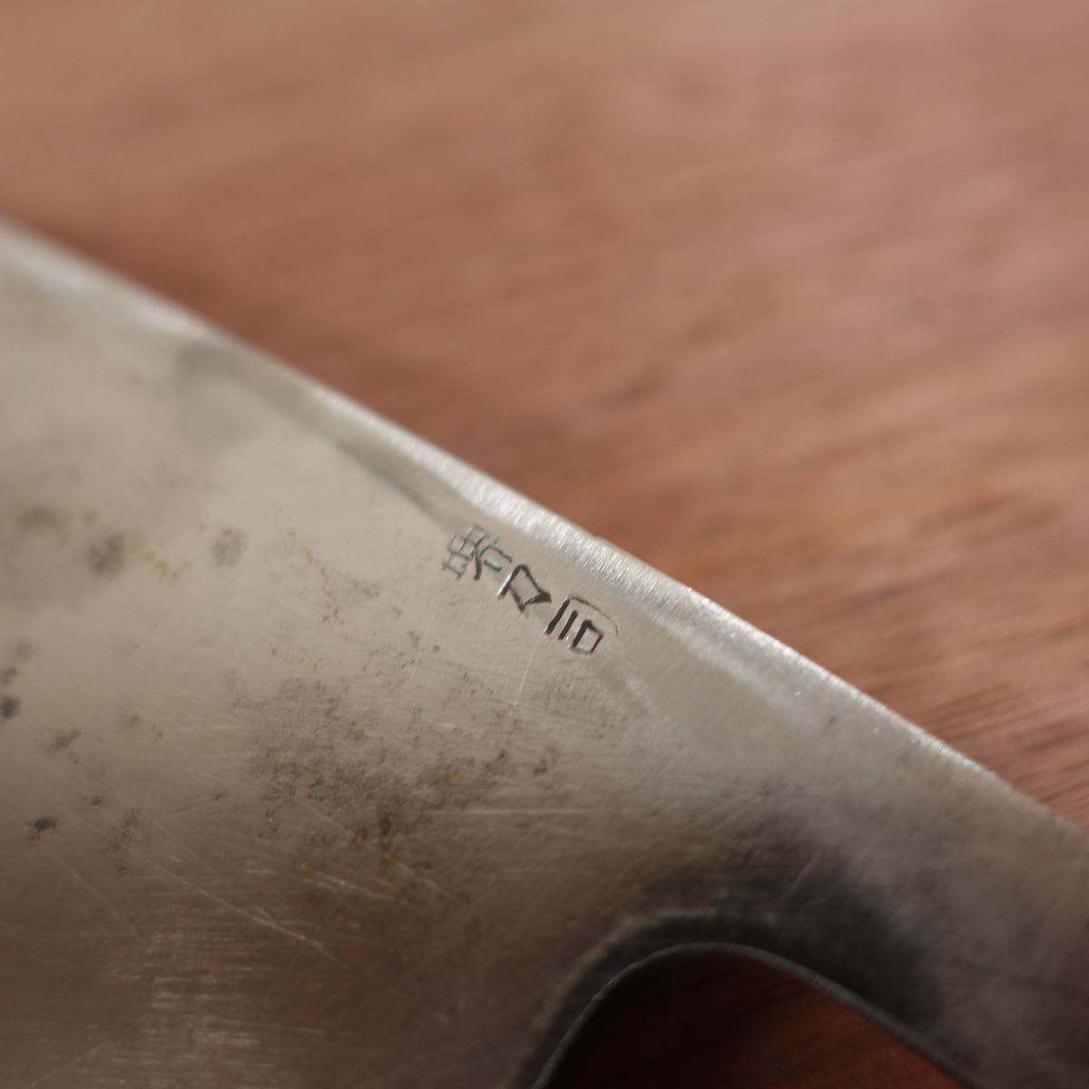 Sakai Toji Deba-Messer, geschärft, Weißer Wasserbüffelgriff, ausgewählt von Isao Tsuji, Kohlenstoffstahl, einseitiger Anschliff, 150mm