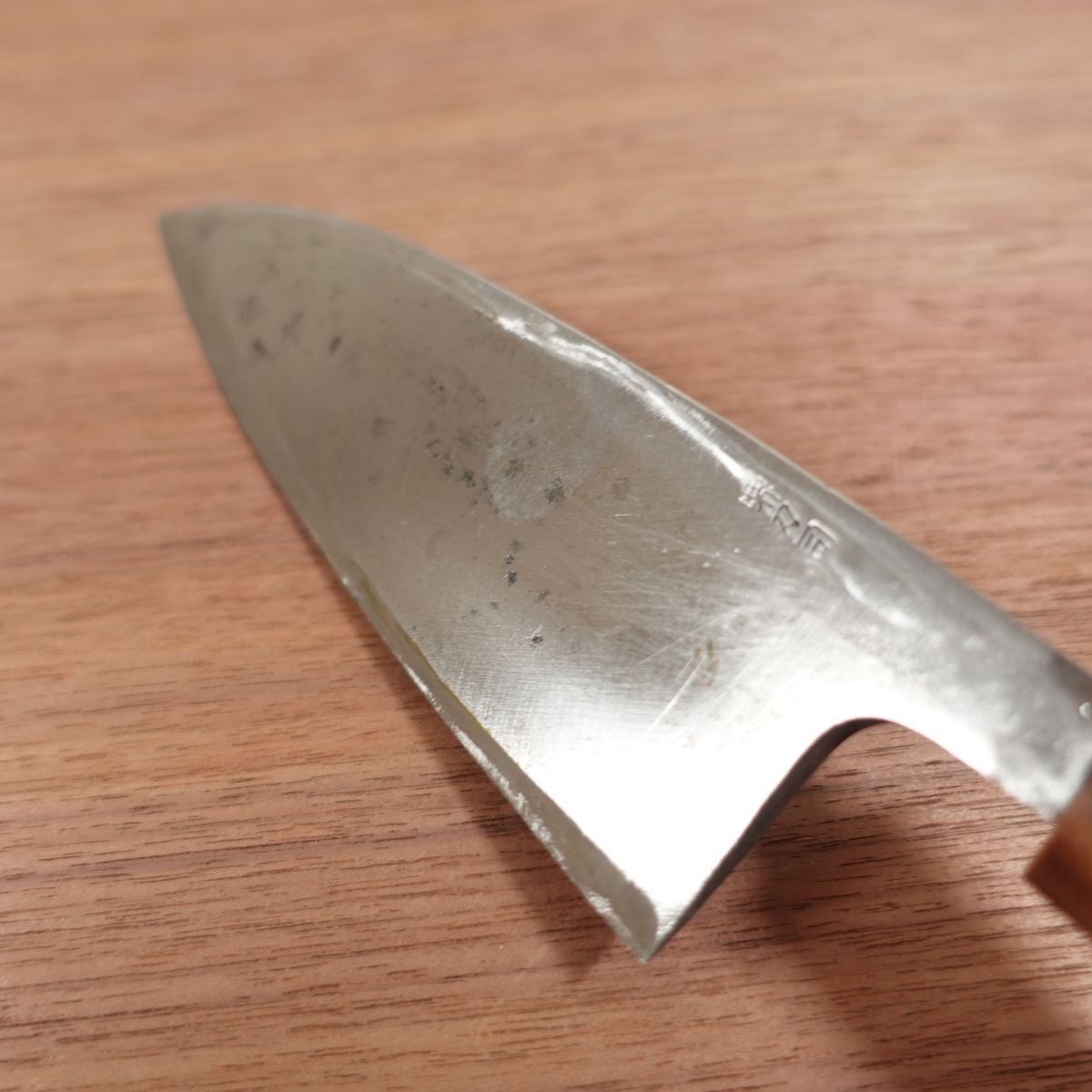 Sakai Toji Deba-Messer, geschärft, Weißer Wasserbüffelgriff, ausgewählt von Isao Tsuji, Kohlenstoffstahl, einseitiger Anschliff, 150mm