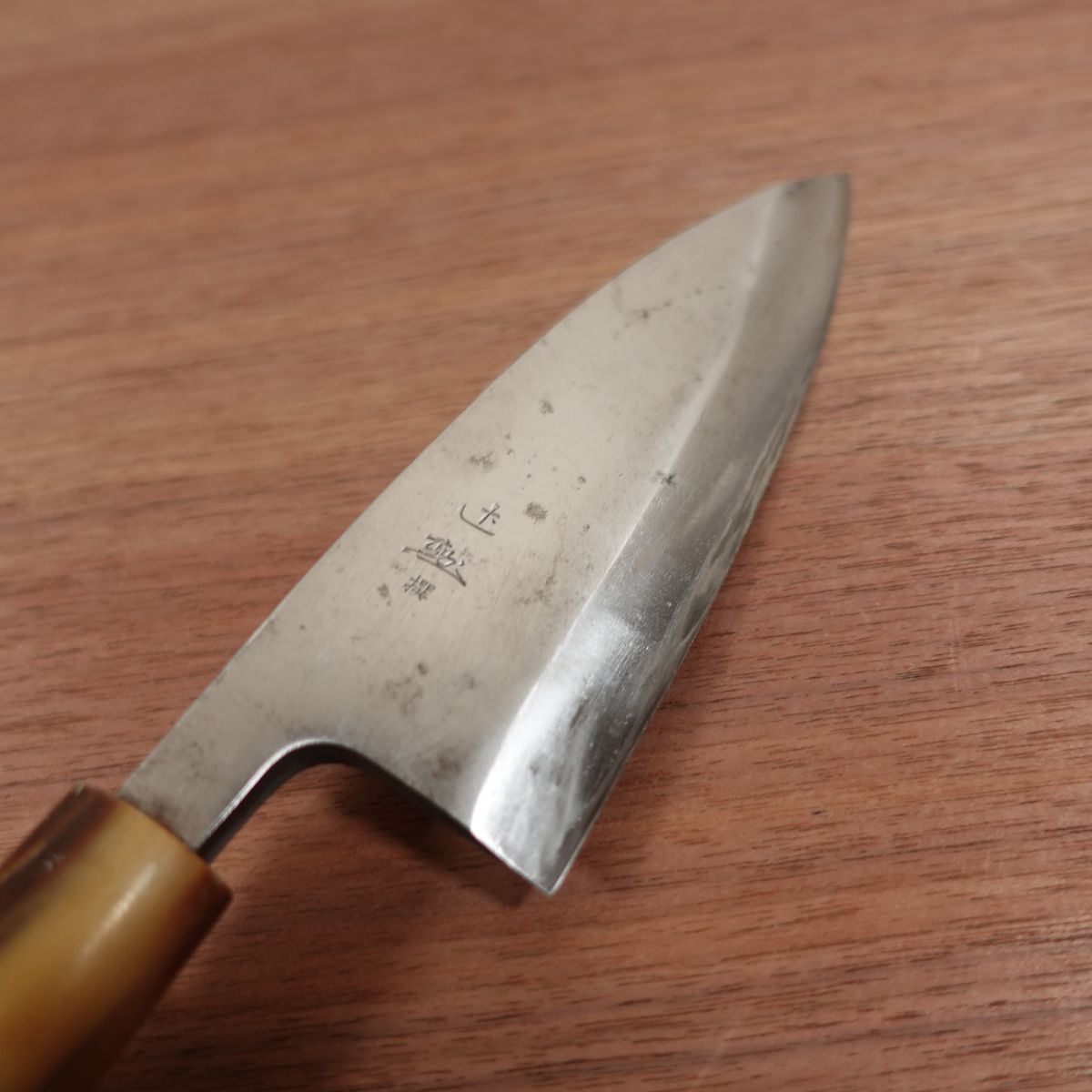 Sakai Toji Deba-Messer, geschärft, Weißer Wasserbüffelgriff, ausgewählt von Isao Tsuji, Kohlenstoffstahl, einseitiger Anschliff, 150mm