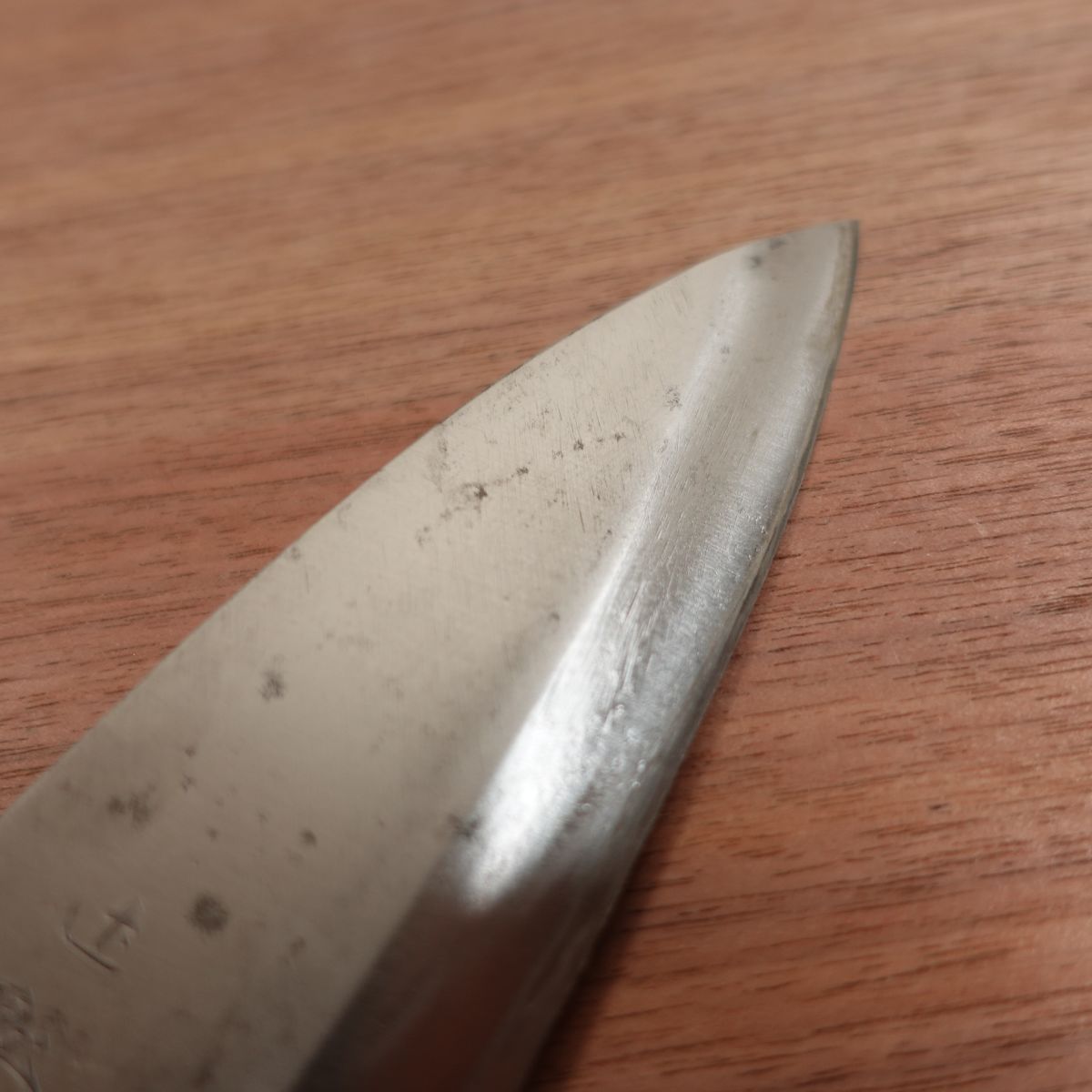 Sakai Toji Deba-Messer, geschärft, Weißer Wasserbüffelgriff, ausgewählt von Isao Tsuji, Kohlenstoffstahl, einseitiger Anschliff, 150mm