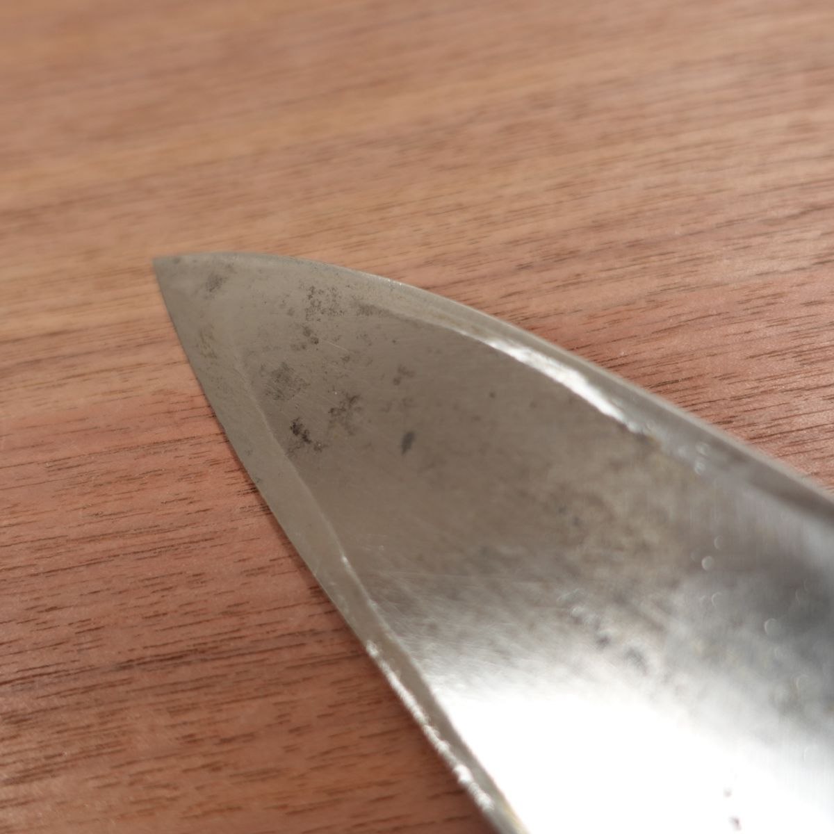 Sakai Toji Deba-Messer, geschärft, Weißer Wasserbüffelgriff, ausgewählt von Isao Tsuji, Kohlenstoffstahl, einseitiger Anschliff, 150mm