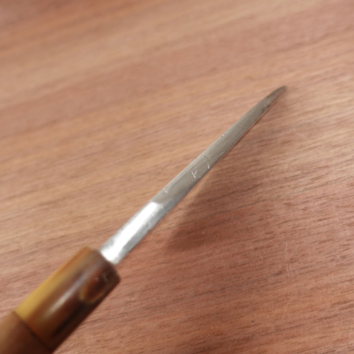Sakai Toji Deba-Messer, geschärft, Weißer Wasserbüffelgriff, ausgewählt von Isao Tsuji, Kohlenstoffstahl, einseitiger Anschliff, 150mm