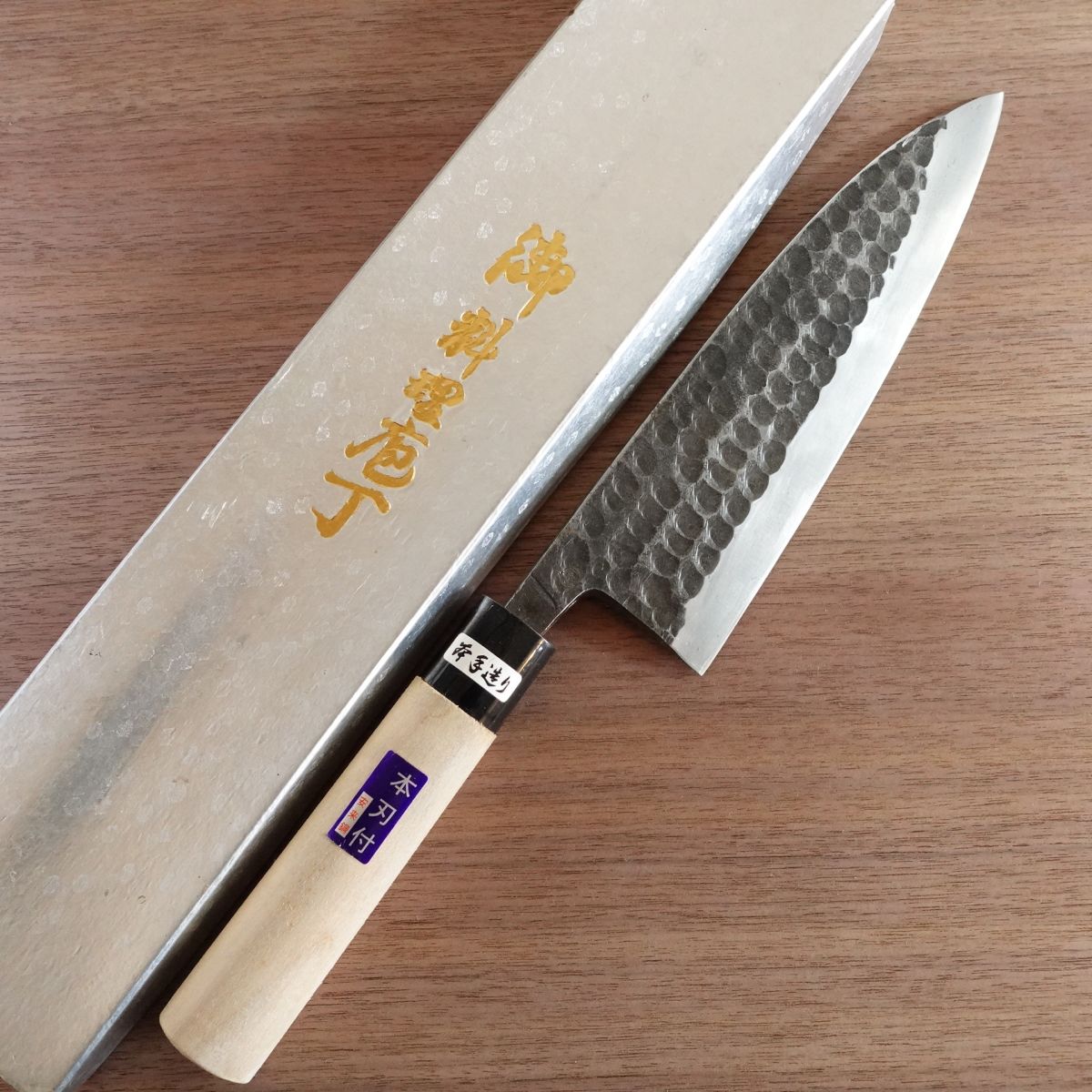 Yasuki Carbon Geschmiedetes Großes Deba-Messer, Geschliffen, Kurouchi-Finish, Gehämmertes Muster, Nahezu Unbenutzter Lagerartikel, Verpackt, 215mm
