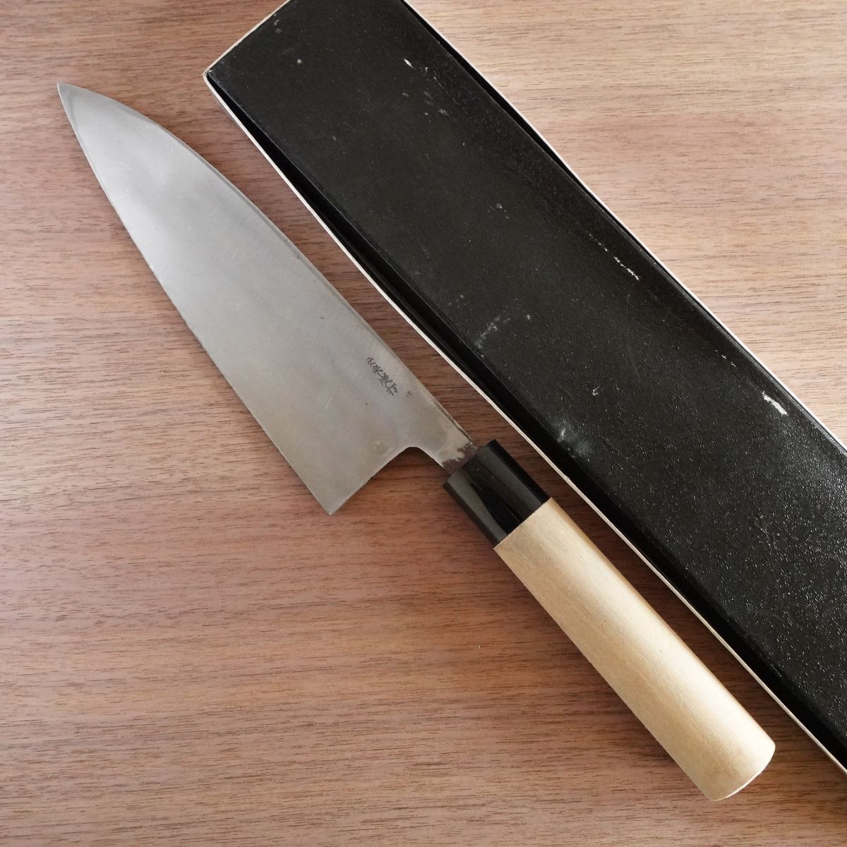 Yasuki Carbon Geschmiedetes Großes Deba-Messer, Geschliffen, Kurouchi-Finish, Gehämmertes Muster, Nahezu Unbenutzter Lagerartikel, Verpackt, 215mm