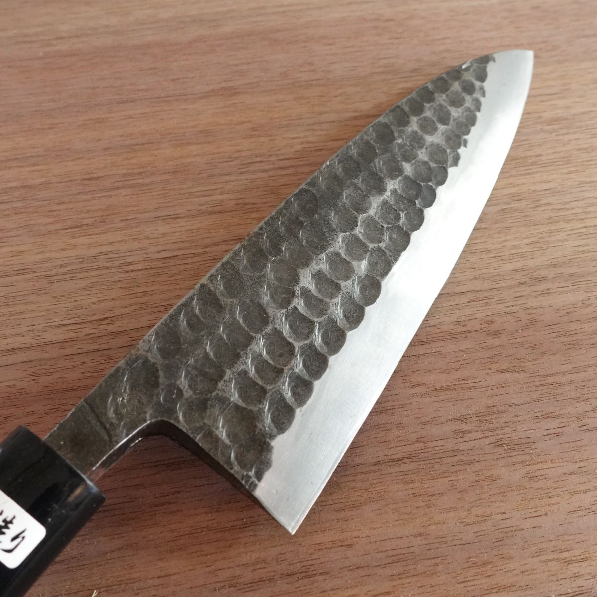 Yasuki Carbon Geschmiedetes Großes Deba-Messer, Geschliffen, Kurouchi-Finish, Gehämmertes Muster, Nahezu Unbenutzter Lagerartikel, Verpackt, 215mm