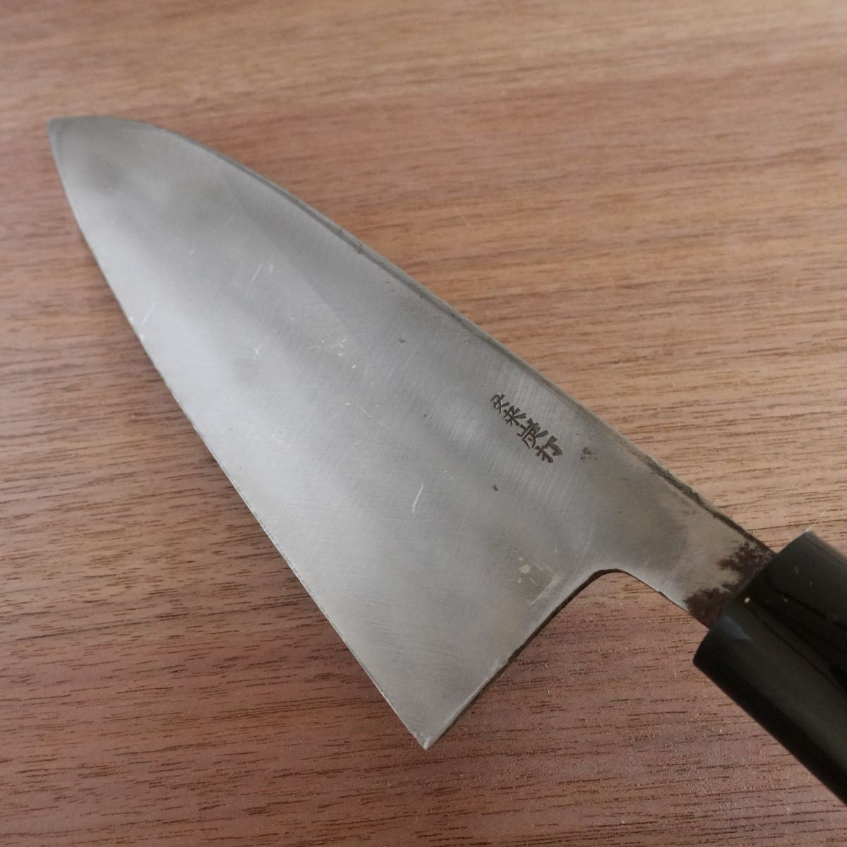 Yasuki Carbon Geschmiedetes Großes Deba-Messer, Geschliffen, Kurouchi-Finish, Gehämmertes Muster, Nahezu Unbenutzter Lagerartikel, Verpackt, 215mm