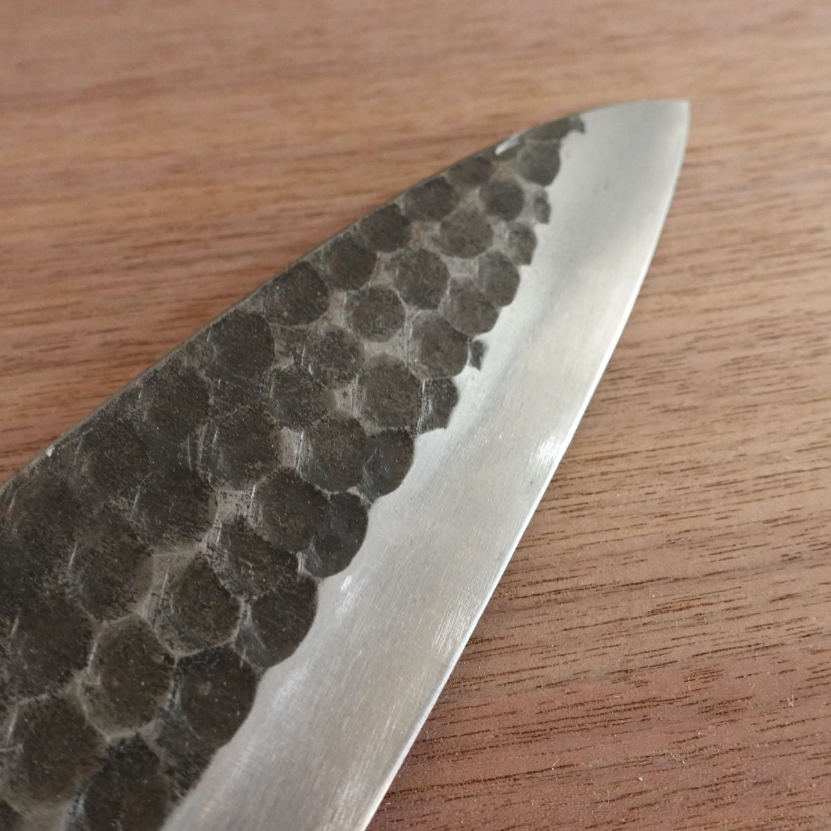 Yasuki Carbon Geschmiedetes Großes Deba-Messer, Geschliffen, Kurouchi-Finish, Gehämmertes Muster, Nahezu Unbenutzter Lagerartikel, Verpackt, 215mm