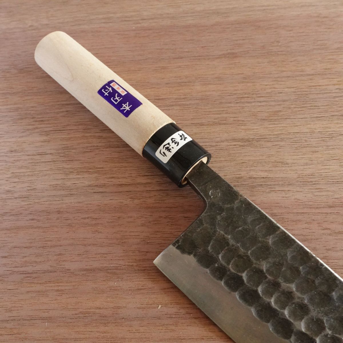 Yasuki Carbon Geschmiedetes Großes Deba-Messer, Geschliffen, Kurouchi-Finish, Gehämmertes Muster, Nahezu Unbenutzter Lagerartikel, Verpackt, 215mm