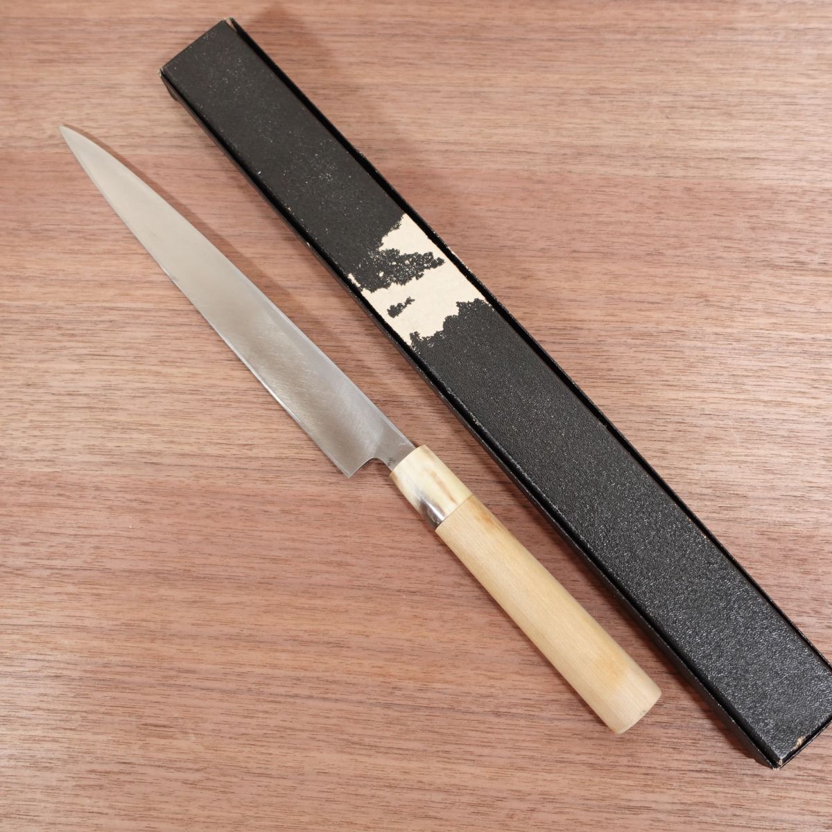 Minamoto Izumimasa Yanagiba Knife, Sharpened, White Water Buffalo Handle, Sashimi Knife, Nearly Unused, Boxed, 240mm