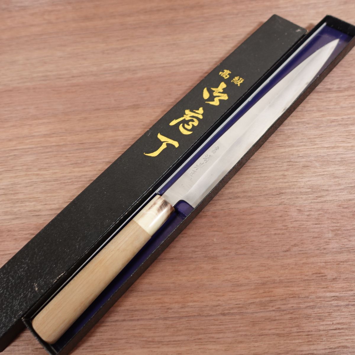 Minamoto Izumimasa Yanagiba Knife, Sharpened, White Water Buffalo Handle, Sashimi Knife, Nearly Unused, Boxed, 240mm