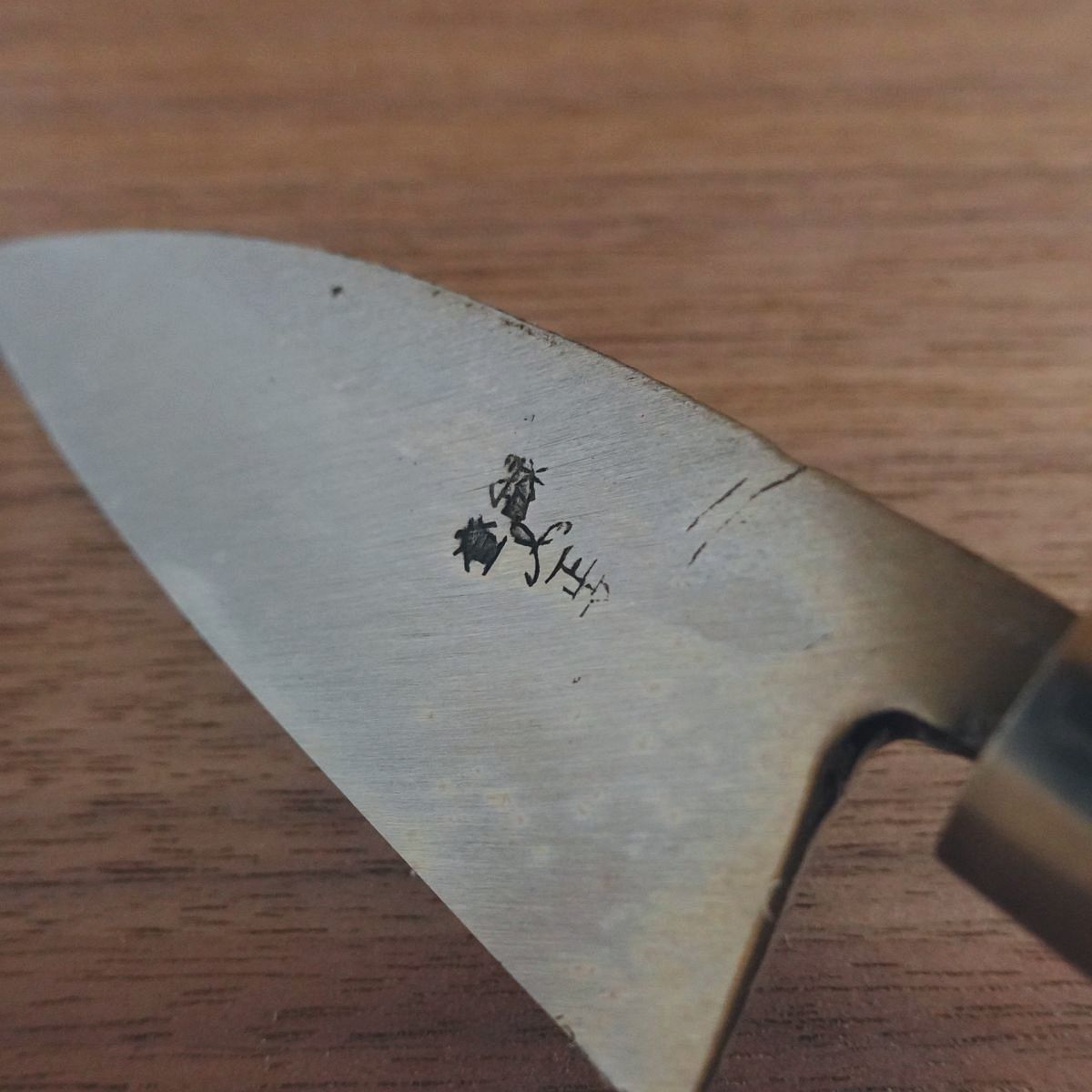 Masafumi Ko-Deba Messer, geschärft, Kurouchi-Finish, Aji-Messer, einseitig geschliffen, 105mm