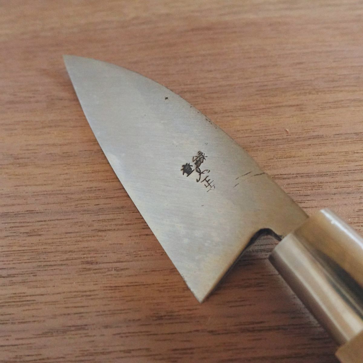 Masafumi Ko-Deba Messer, geschärft, Kurouchi-Finish, Aji-Messer, einseitig geschliffen, 105mm