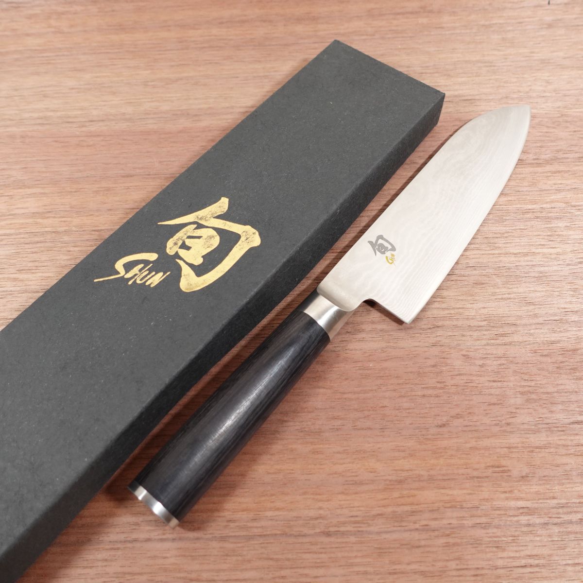 Couteau Santoku Shun, aiguisé, Damas, couteau de cuisine toutes fonctions, KAI DM0702, 175mm