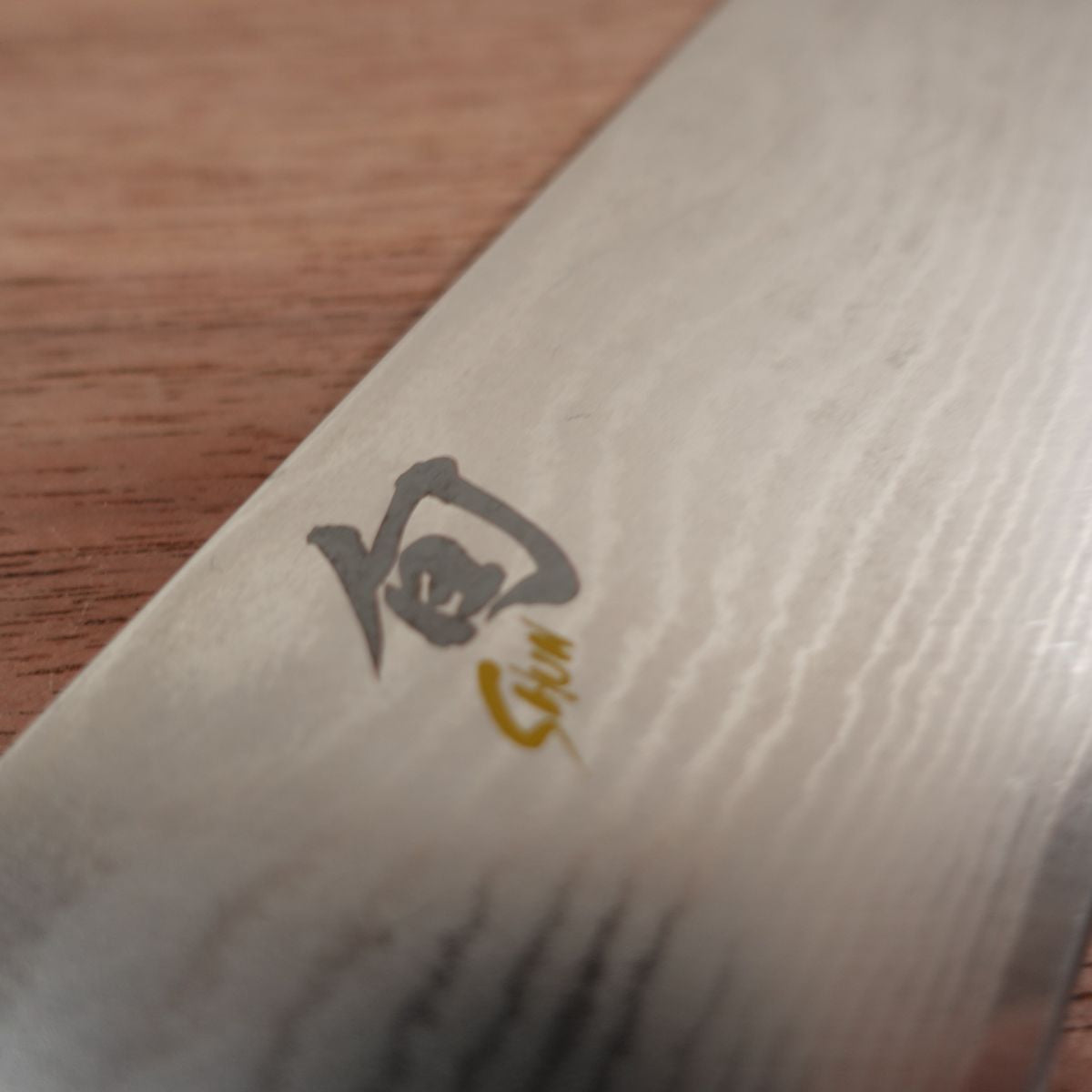 Couteau Santoku Shun, aiguisé, Damas, couteau de cuisine toutes fonctions, KAI DM0702, 175mm