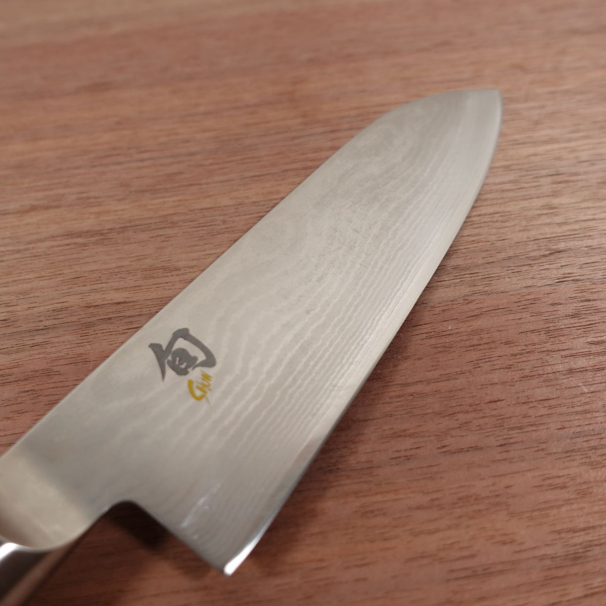 Couteau Santoku Shun, aiguisé, Damas, couteau de cuisine toutes fonctions, KAI DM0702, 175mm