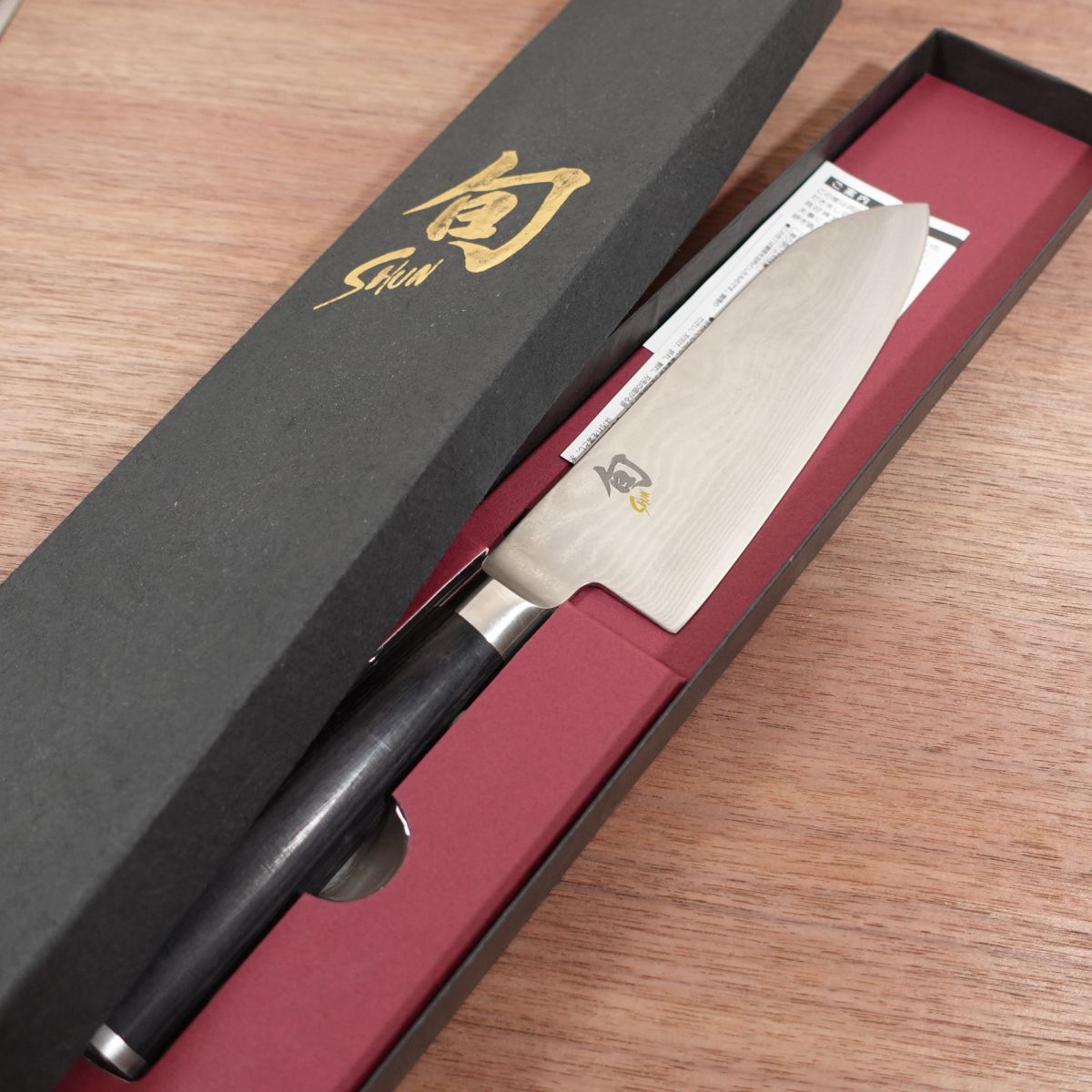 Couteau Santoku Shun, aiguisé, Damas, couteau de cuisine toutes fonctions, KAI DM0702, 175mm