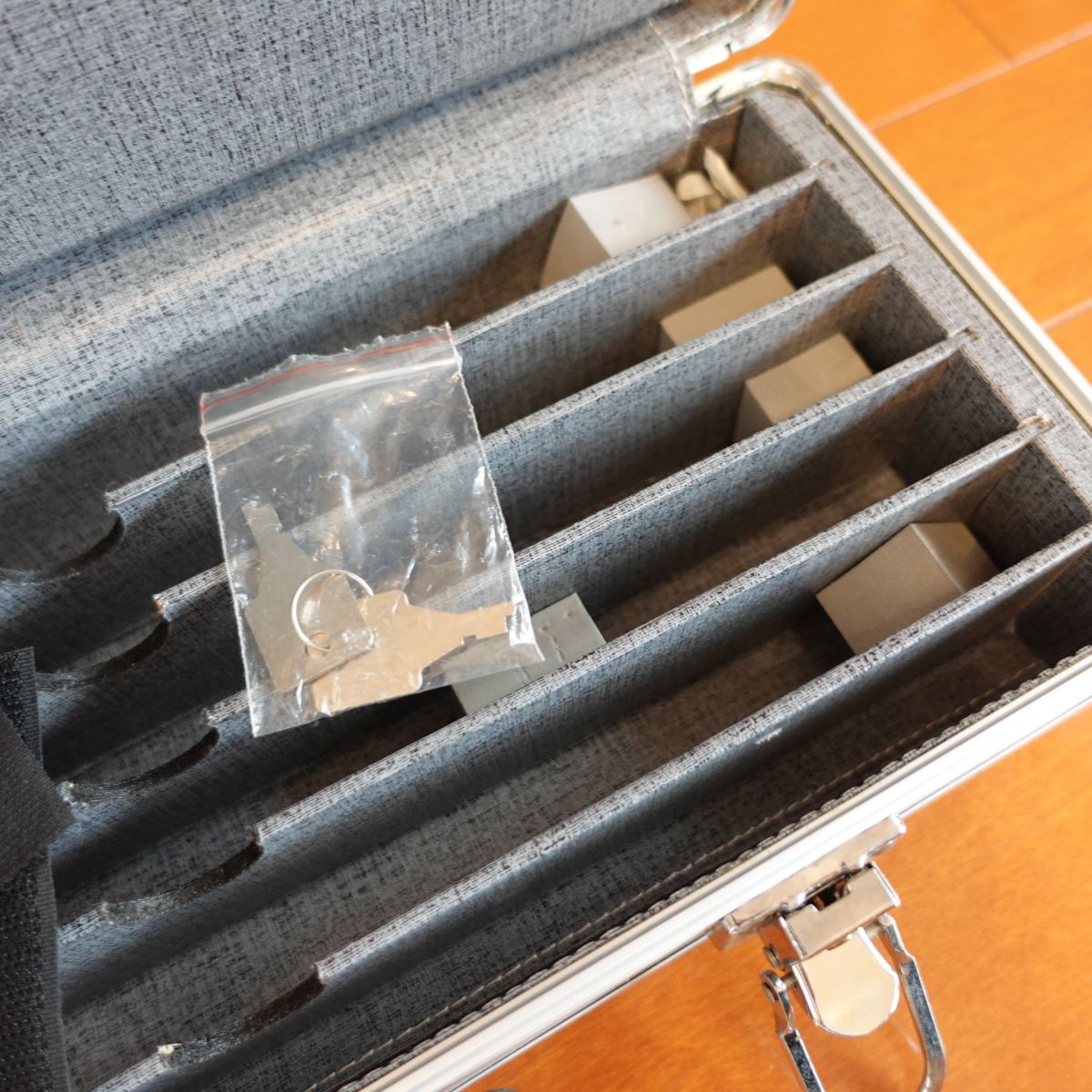 Takeuchi Hamono Seisakusho Messerkoffer, Silberner Aktenkoffer, Messer-Aufbewahrungskoffer, Tasche, Schloss inklusive
