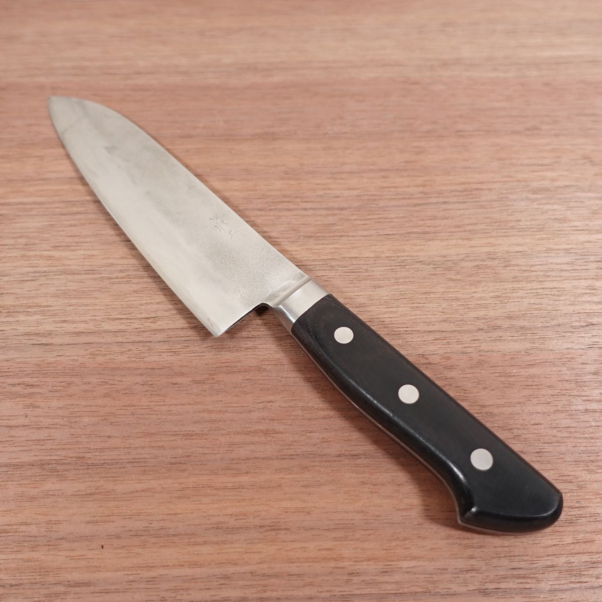 Minamoto Kozaburo Santoku Knife, Sharpened, Honmei, Nashiji Finish, Hon-Warikomi, Saijo, 165mm