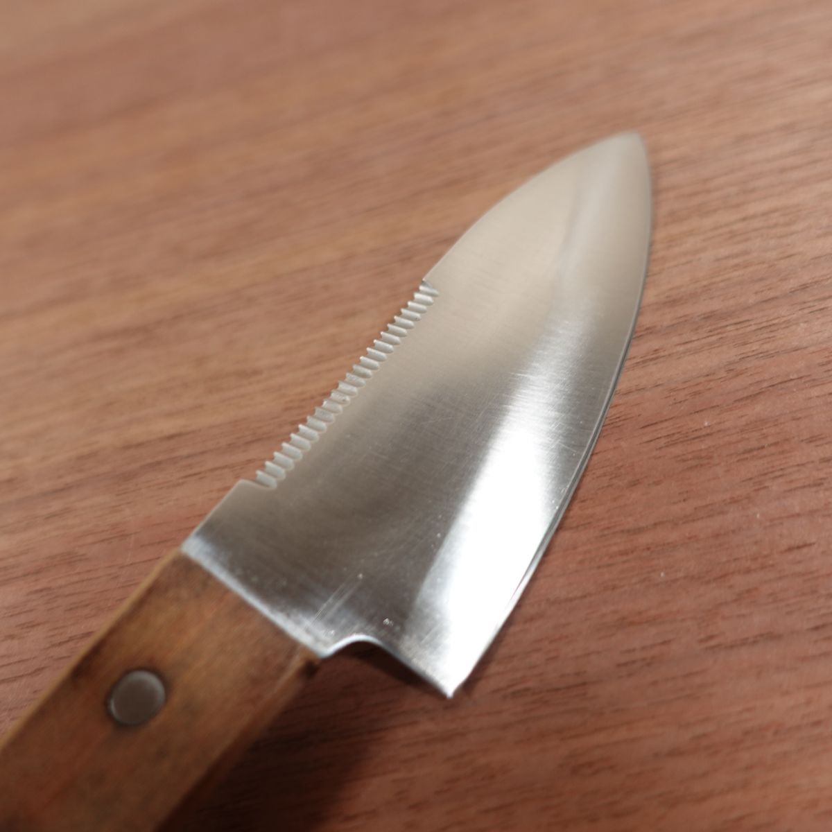 Tsuribito Aji-Kiri Knife, Sharpened, Double Bevel, Stainless Steel, Serrated, Sheath Included, Ko-Deba Knife, 100mm
