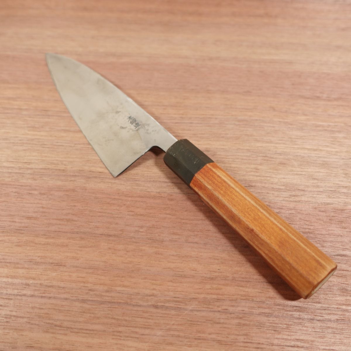 Kukurinomiya Renzan Deba Messer, geschärft, Wasserbüffel-Achkantgriff, Karbonstahl, einseitiger Anschliff, selten, 180mm