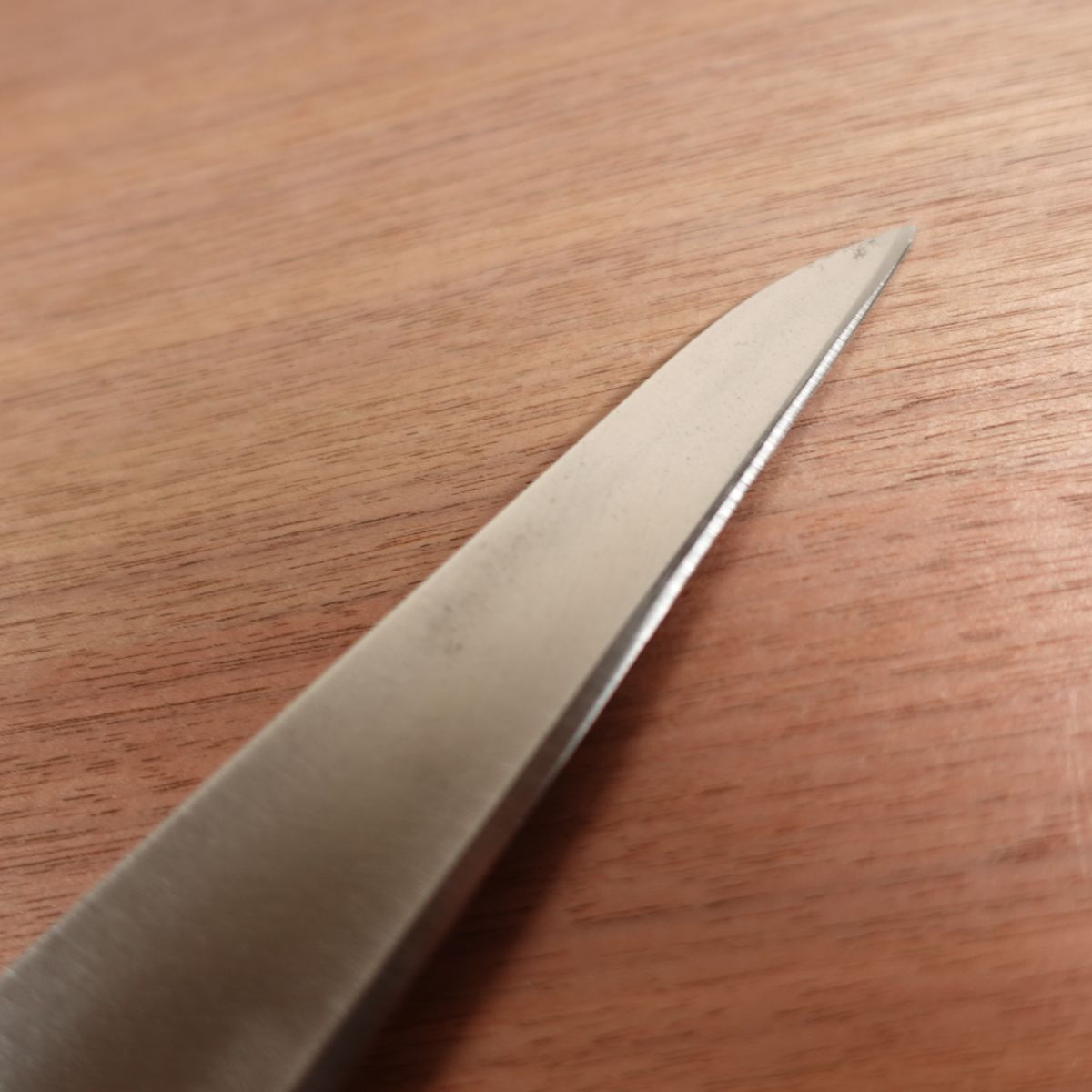 Sakai Kikumori Gyuto, Sharpened, Japanese Steel, Straight Edge, Nearly Single Bevel, 7:3, Honesuki Use Possible, Carbon Steel, Double Bevel, 200mm