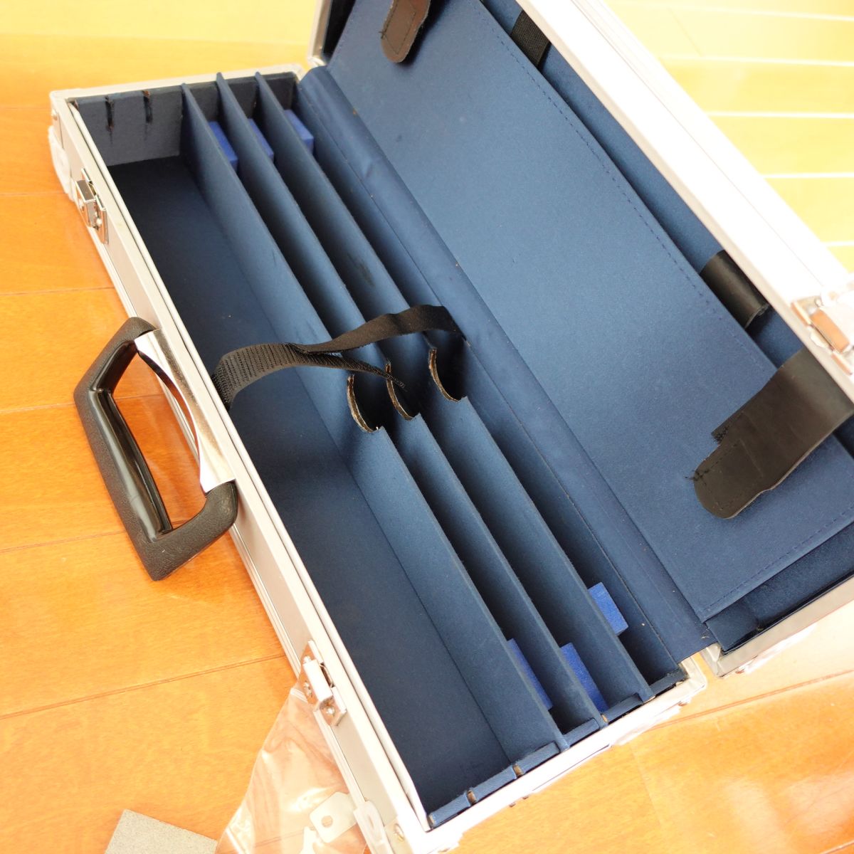 Takeuchi Hamono Knife Case, KGC, Silver, Attache Case, Knife Storage Case, Bag, Lock Included, Rust Eraser Included, Lightly Used