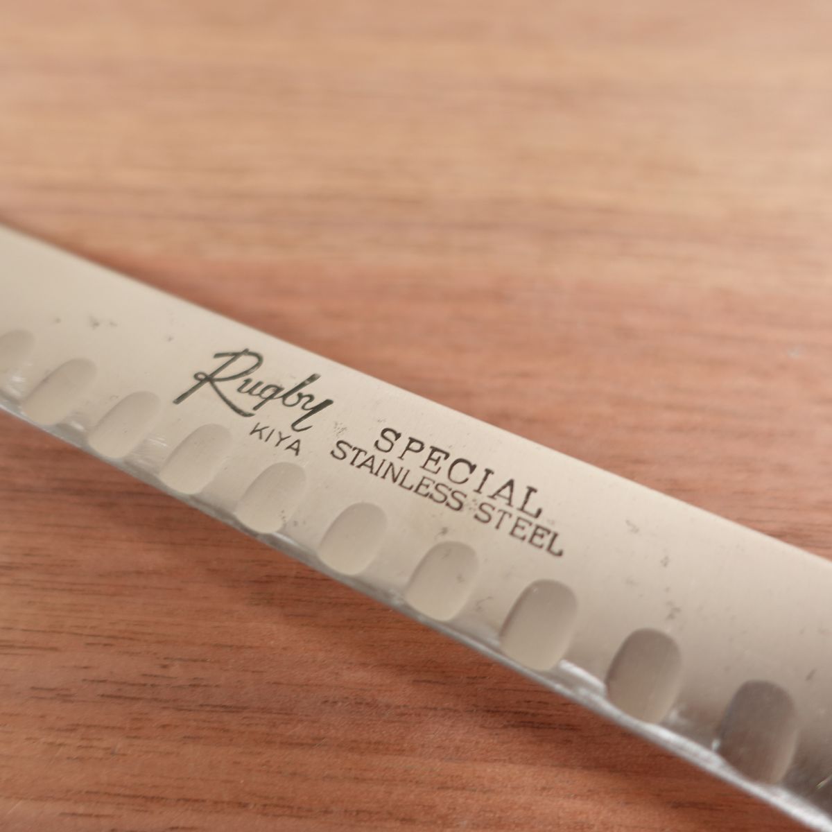 Kiya RUGBY Cake Knife, Sharpened, Roast Beef and Smoked Salmon Slicer, Dimpled, Stainless Steel, 260mm
