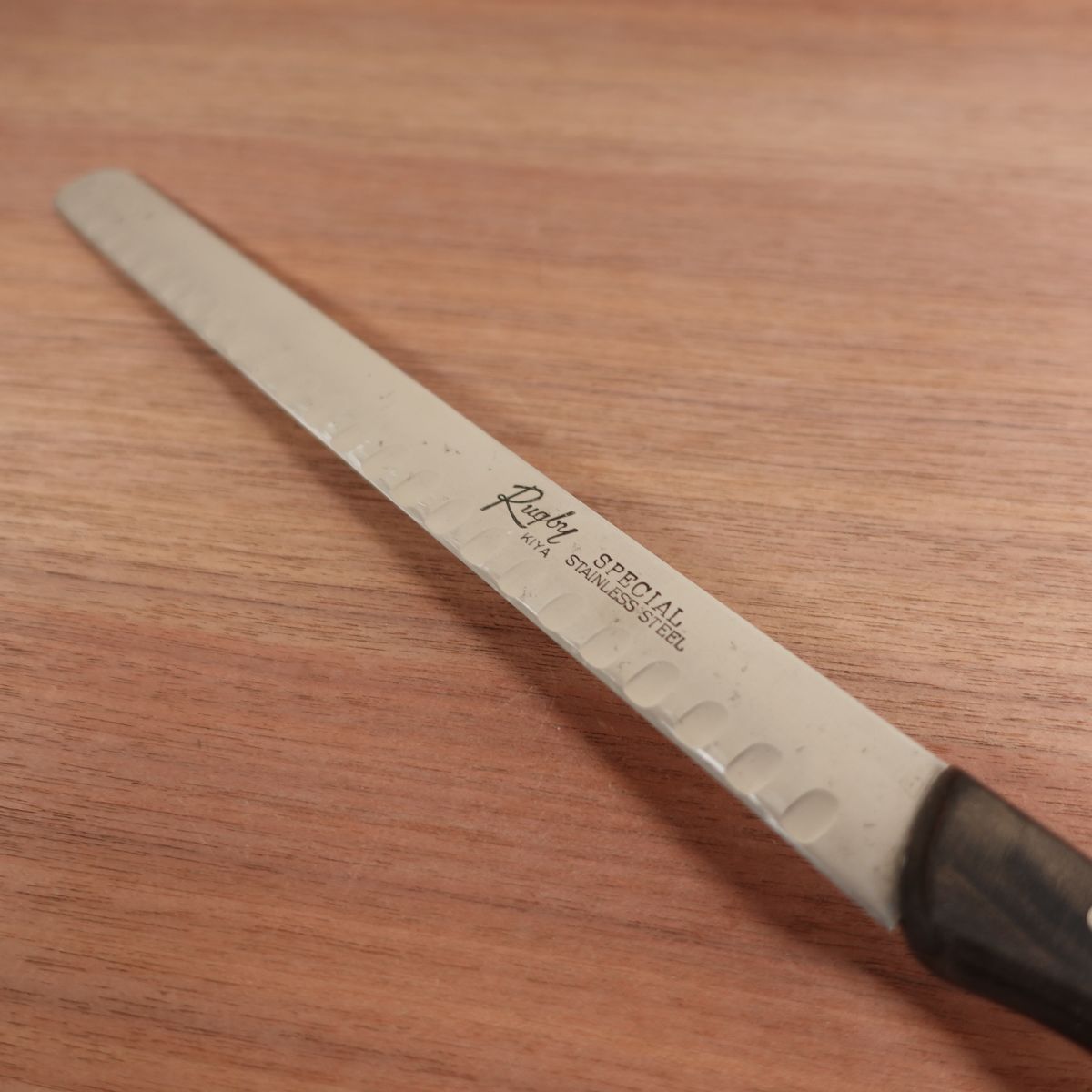 Kiya RUGBY Cake Knife, Sharpened, Roast Beef and Smoked Salmon Slicer, Dimpled, Stainless Steel, 260mm