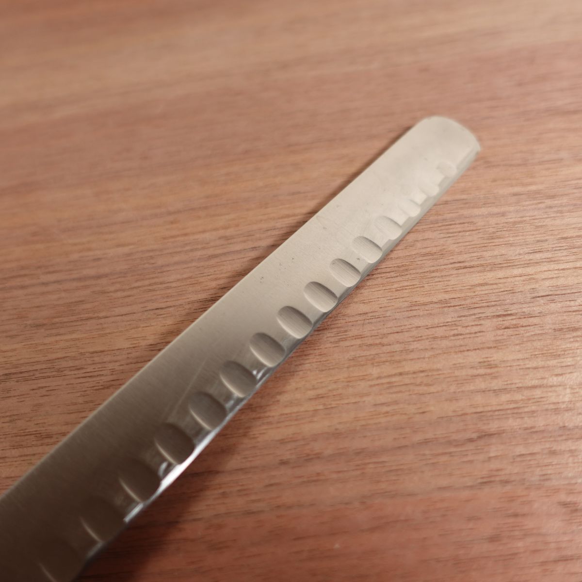 Kiya RUGBY Cake Knife, Sharpened, Roast Beef and Smoked Salmon Slicer, Dimpled, Stainless Steel, 260mm
